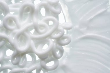 Beyaz desen ve yüz kremi lekesi veya beyaz arkaplanda izole edilmiş beyaz akrilik boya