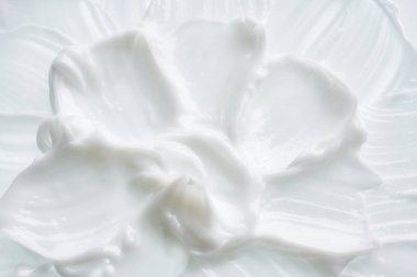 Beyaz desen ve yüz kremi lekesi veya beyaz arkaplanda izole edilmiş beyaz akrilik boya