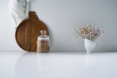 Mutfak kaşıkları ahşaptan yapılmış ekmek için gri arka planda duruyor.