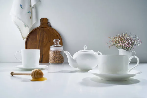 Açık Gri Arka Planda Beyaz Porselen Çay Takımı Narin Bir — Stok fotoğraf