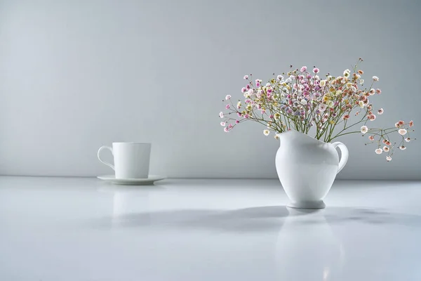 Composición Con Vajilla Porcelana Blanca Sobre Fondo Gris Claro Con — Foto de Stock