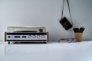 Retro stereo radyosu ve açık gri arka planda bir buket çiçekli diğer antika eşyalar.