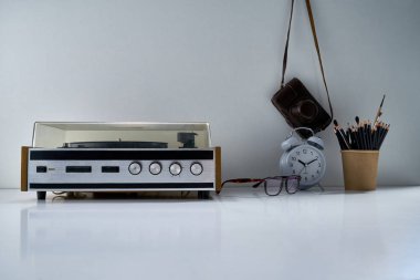 Retro stereo radyosu ve açık gri arka planda bir buket çiçekli diğer antika eşyalar.