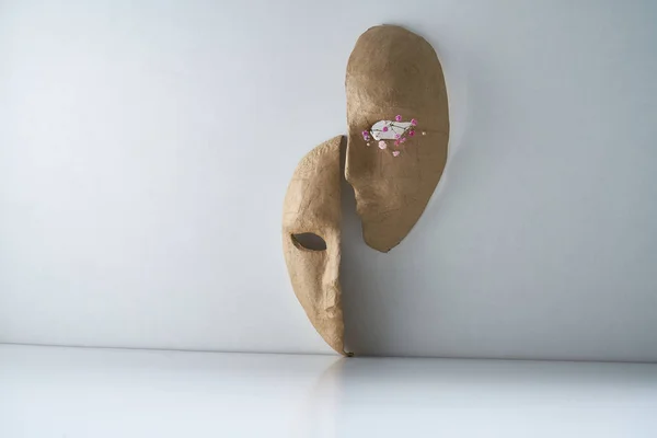 Composición Con Mitad Las Máscaras Papel Sobre Fondo Gris Claro — Foto de Stock