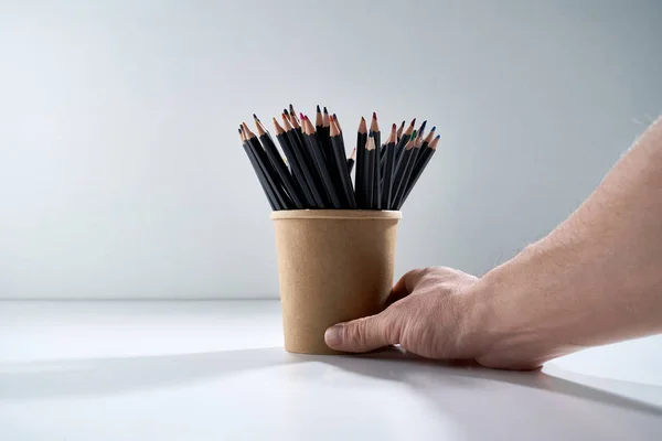 Multi Gekleurde Potloden Voor Het Tekenen Een Bruine Kartonnen Standaard — Stockfoto