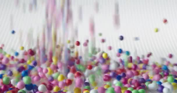 Multi Gekleurde Ballen Vallen Verspreiden Verschillende Richtingen Rollen Een Wit — Stockvideo