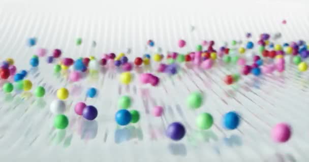 Çok Renkli Toplar Farklı Yönlere Düşüp Dağılıyorlar Beyaz Bir Yüzeye — Stok video
