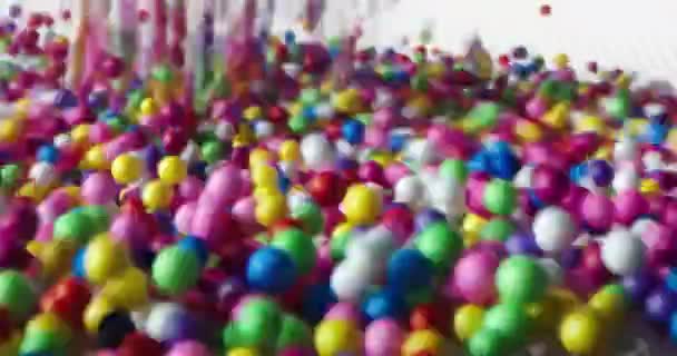 多色球下落并向不同方向散射 在白色表面滚动 — 图库视频影像