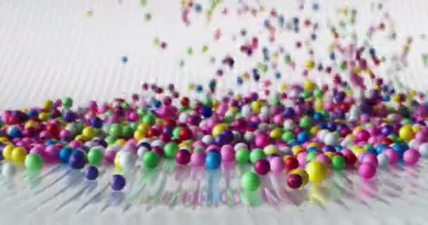 Bolas Multicolores Cayendo Dispersándose Diferentes Direcciones Rodando Sobre Una Superficie — Vídeos de Stock