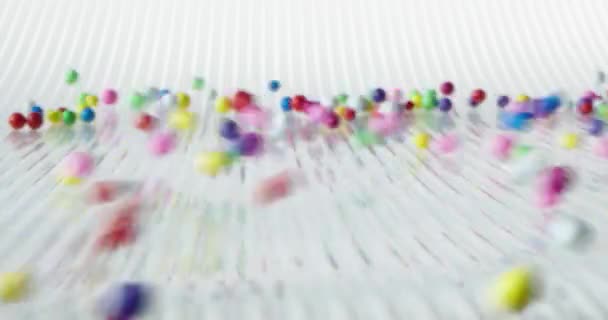 Çok Renkli Toplar Farklı Yönlere Düşüp Dağılıyorlar Beyaz Bir Yüzeye — Stok video