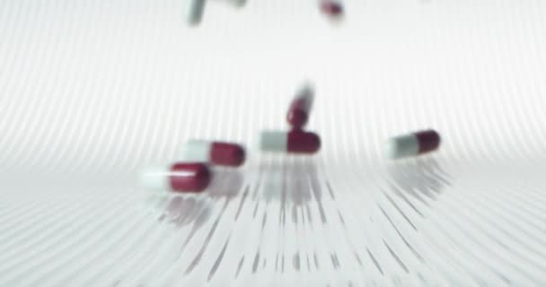 Fehér Piros Tabletták Esik Gördülő Ellentétes Irányban Egy Könnyű Háttér — Stock videók