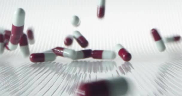 Бело Красные Таблетки Падающие Катящиеся Противоположных Направлениях Светлом Фоне — стоковое видео