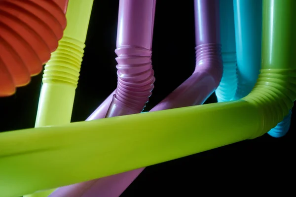 Фон Разноцветных Пластиковых Коктейльных Трубок Темном Фоне — стоковое фото