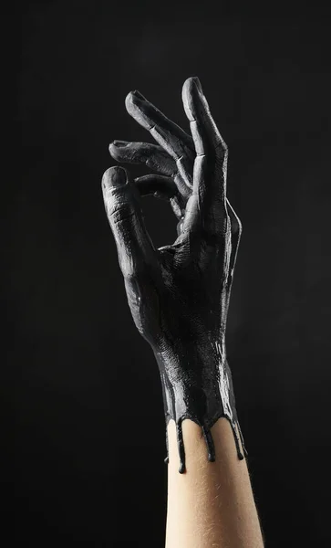 Weibliche Raffinierte Hand Mit Schwarzer Acrylfarbe Auf Schwarzem Hintergrund Beschmiert — Stockfoto