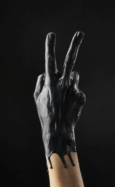 Γυναικεία Εξευγενισμένα Χέρια Πασαλειμμένα Μαύρο Ακρυλικό Χρώμα Μαύρο Φόντο — Φωτογραφία Αρχείου