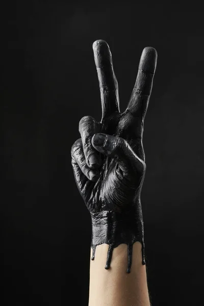 Weibliche Raffinierte Hand Mit Schwarzer Acrylfarbe Auf Schwarzem Hintergrund Beschmiert — Stockfoto