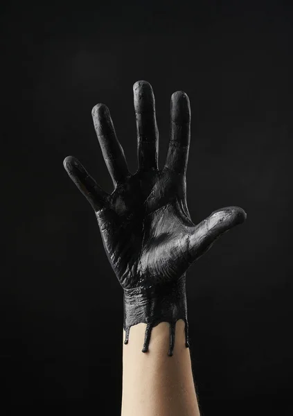 Vrouwelijke Verfijnde Hand Ingesmeerd Met Zwarte Acrylverf Een Zwarte Achtergrond — Stockfoto