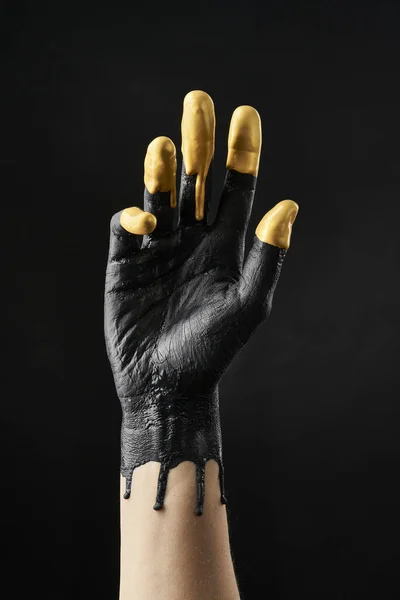 Vrouwelijke Verfijnde Hand Besmeurd Met Zwart Goud Acrylverf Een Zwarte — Stockfoto
