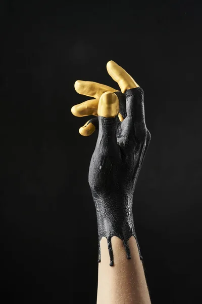 Утонченная Женская Рука Размазанная Черной Золотой Акриловой Краской Черном Фоне — стоковое фото