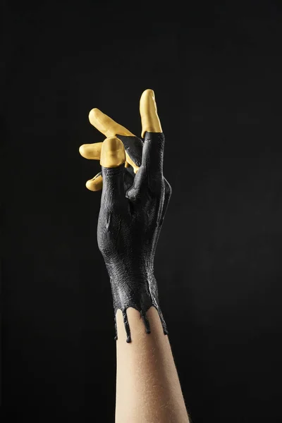 Vrouwelijke Verfijnde Hand Besmeurd Met Zwart Goud Acrylverf Een Zwarte — Stockfoto