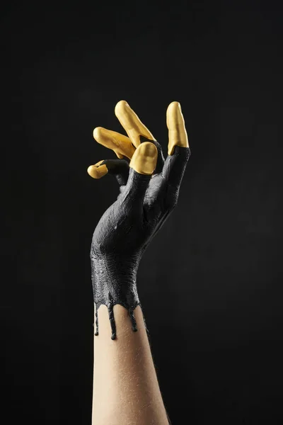 Утонченная Женская Рука Размазанная Черной Золотой Акриловой Краской Черном Фоне — стоковое фото