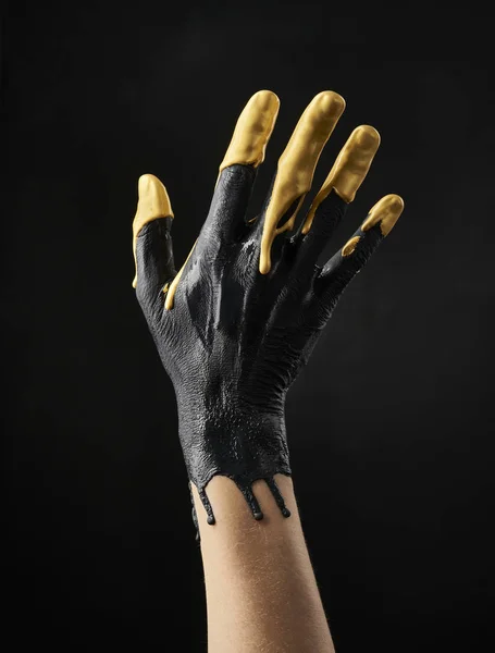 Mano Raffinata Femminile Imbrattata Con Vernice Acrilica Nera Oro Sfondo — Foto Stock