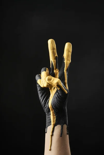 Жіноча Вишукана Рука Матована Чорно Золотими Акриловими Фарбами Чорному Тлі — стокове фото