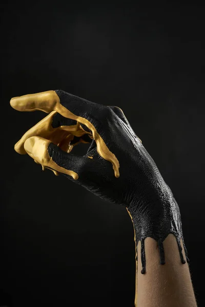 Dopracowana Przez Kobiety Ręka Rozmazana Czarno Złotą Farbą Akrylową Czarnym — Zdjęcie stockowe