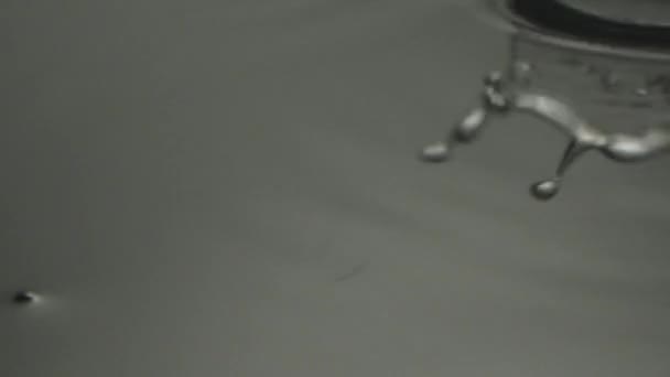 Gouttes d'eau coulant sur une surface humide 