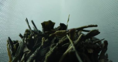 İçinde kaba yaprak siyah çay olan bir çay poşetinin içinde.