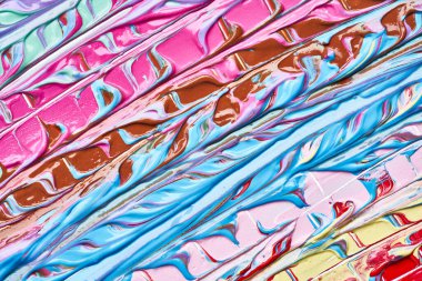 Beyaz arka planda parıltıları olan çok renkli akrilik boya dokusu ve vuruşları