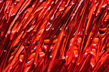 Beyaz arka planda parıltıları olan çok renkli akrilik boya dokusu ve vuruşları