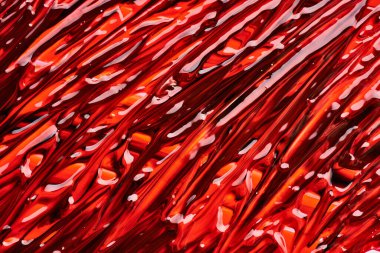 Beyaz arka planda parıltıları olan çok renkli akrilik boya dokusu ve vuruşları