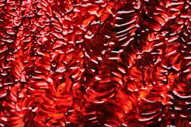 Beyaz arka planda parıltıları olan çok renkli akrilik boya dokusu ve vuruşları