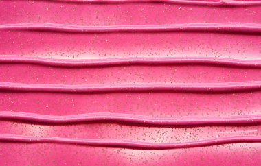 Beyaz arka planda parıltıları olan çok renkli akrilik boya dokusu ve vuruşları