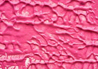 Beyaz arka planda parıltıları olan çok renkli akrilik boya dokusu ve vuruşları