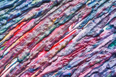 Beyaz arka planda parıltıları olan çok renkli akrilik boya dokusu ve vuruşları