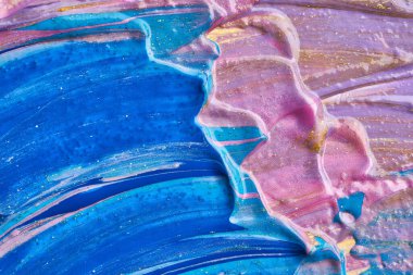 Beyaz arka planda parıltıları olan çok renkli akrilik boya dokusu ve vuruşları