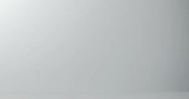 Kağıt dergiler arka planda büyük bir yığına düşüyorlar..