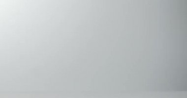 Kağıt dergiler arka planda büyük bir yığına düşüyorlar..