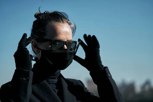 Young Girl Black Protective Mask Black Sunglasses Street Protecting Virus — Stock Photo, Image