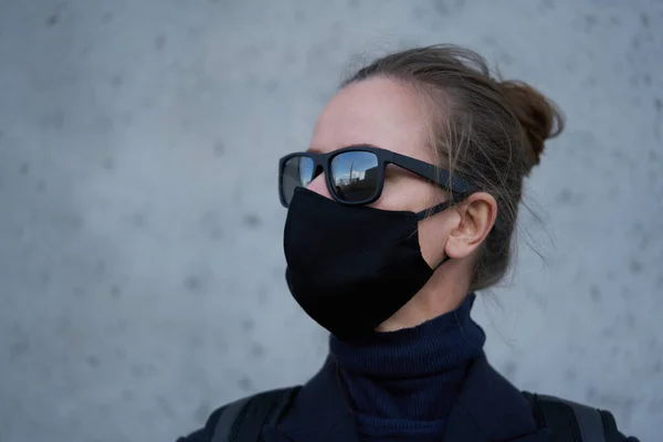 Chica Joven Con Una Máscara Protectora Negra Gafas Sol Negras — Foto de Stock