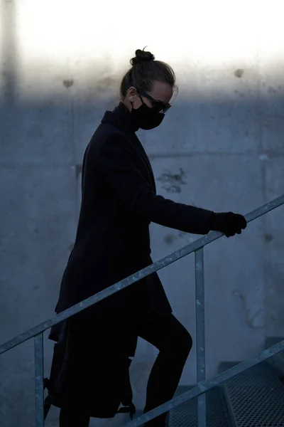 Young Girl Black Protective Mask Black Sunglasses Street Protecting Virus — Stock Photo, Image