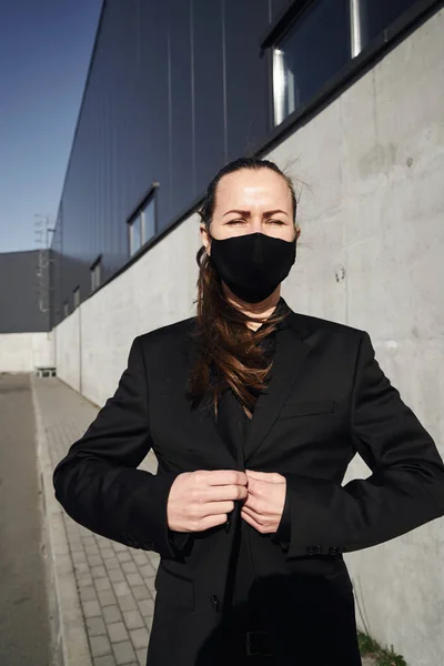 Young Girl Black Protective Mask Black Sunglasses Street Protecting Virus — Stock Photo, Image