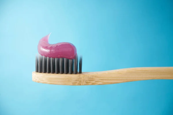 Розовая Зубная Паста Натуральной Бамбуковой Зубной Щетке Щетиной Черного Угля — стоковое фото