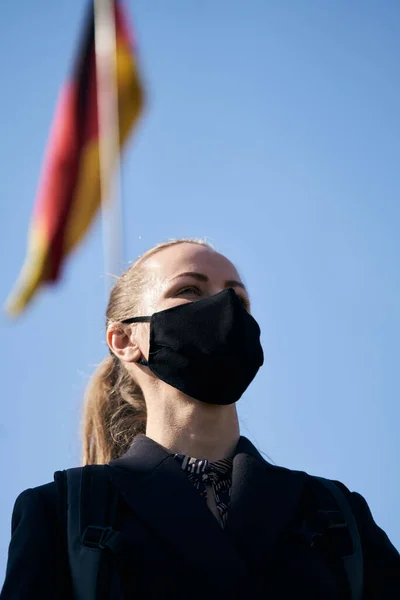 Світлошкіра Блондинка Чорній Захисній Масці Обличчі Німецький Прапор Розмахує Задньому — стокове фото