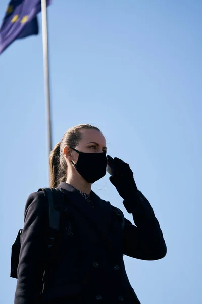 Ragazza Bionda Dalla Pelle Chiara Con Una Maschera Protettiva Nera — Foto Stock