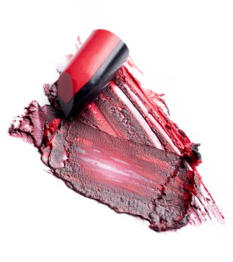 İki renkli ruj, kırmızı ve siyah, kırık ve ezilmiş beyaz arka planda..