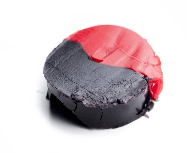 Lápiz Labial Bicolor Rojo Negro Roto Aplastado Aislado Sobre Fondo —  Fotos de Stock
