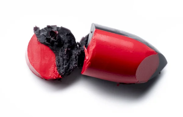Zweifarbiger Lippenstift Rot Und Schwarz Gebrochen Und Zerschlagen Isoliert Auf — Stockfoto